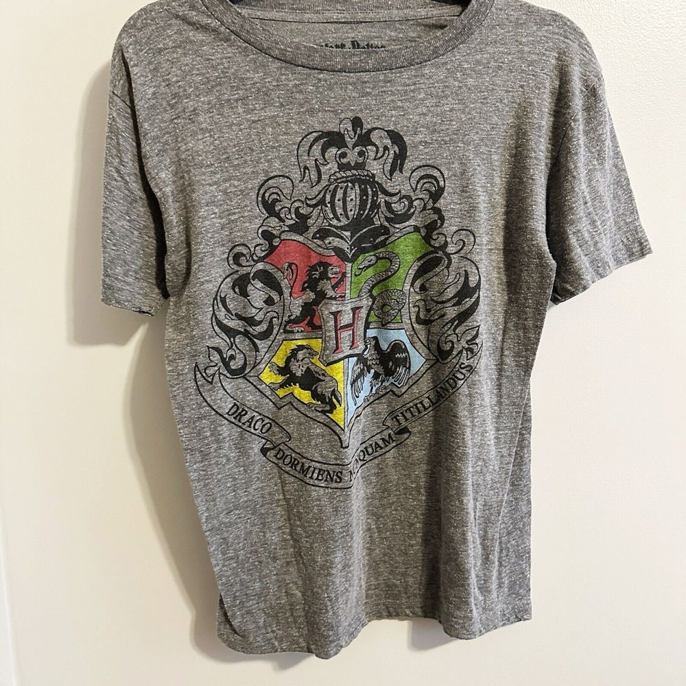 Harry Potter T Shirt Size Small Gray Hogwarts Crest University Unisex‎
